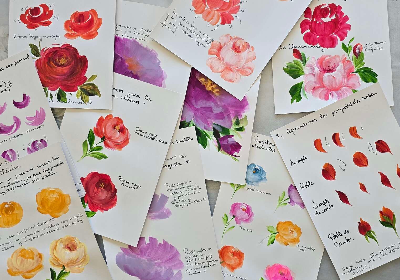Páginas del workbook con bocetos de rosas pintadas a mano