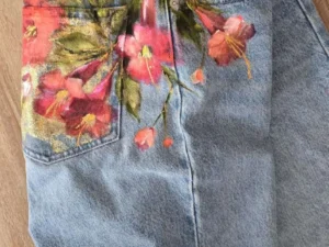 Jean con flores abstractas y oro